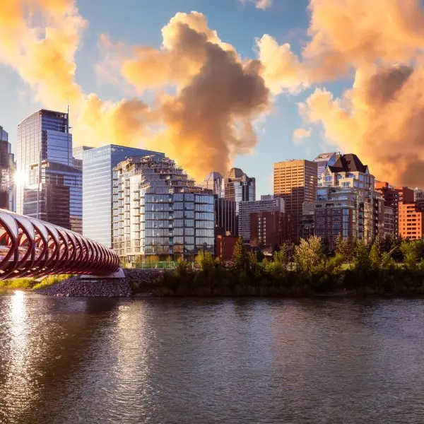 חוו את האנרגיה של קלגרי – השער להרי הרוקי הקנדיים!