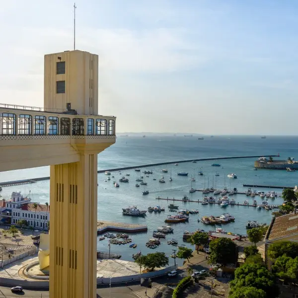 גלה את הקסם הצבעוני של סלבדור: חופים, מוזיקה וחיים ססגוניים