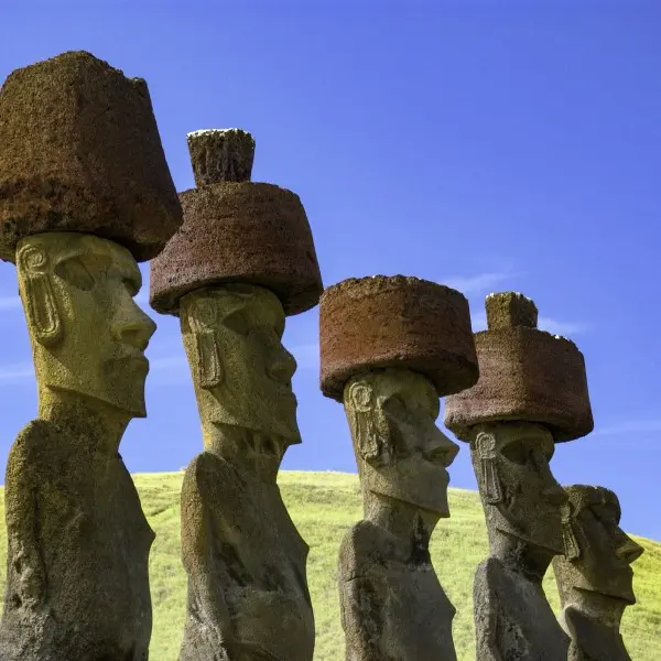 אי הפסחא: גלו את סודות הפסלים בלב האוקיינוס!