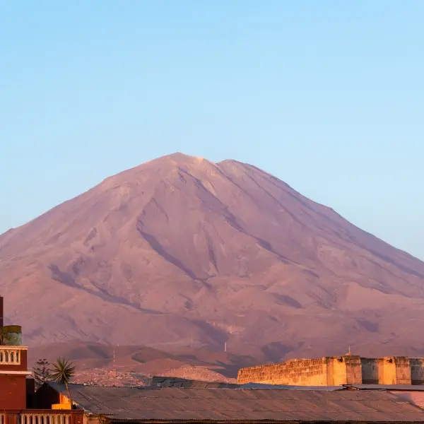 גלו את אראקיפה - הפנינה הלבנה של פרו מחכה להרפתקה שלכם!